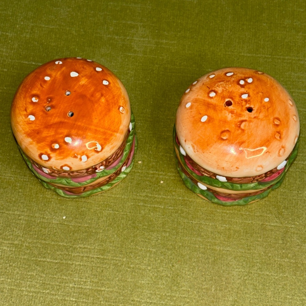 Nice Vintage HAMBURGER Ceramic Shaped Salt & Pepper Shakers Set - Picture 3 of 10